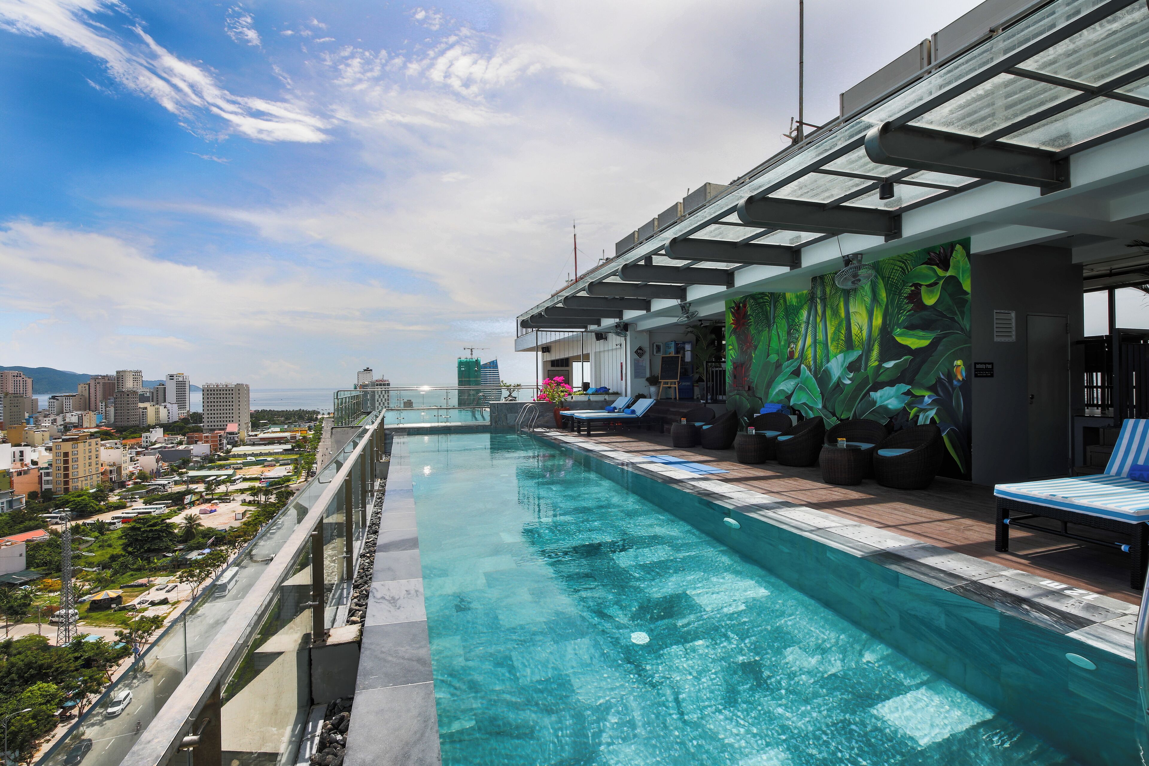 Utendørsbasseng og solsenger