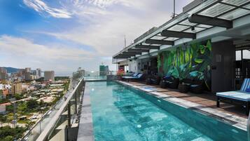 Utendørsbasseng og solsenger