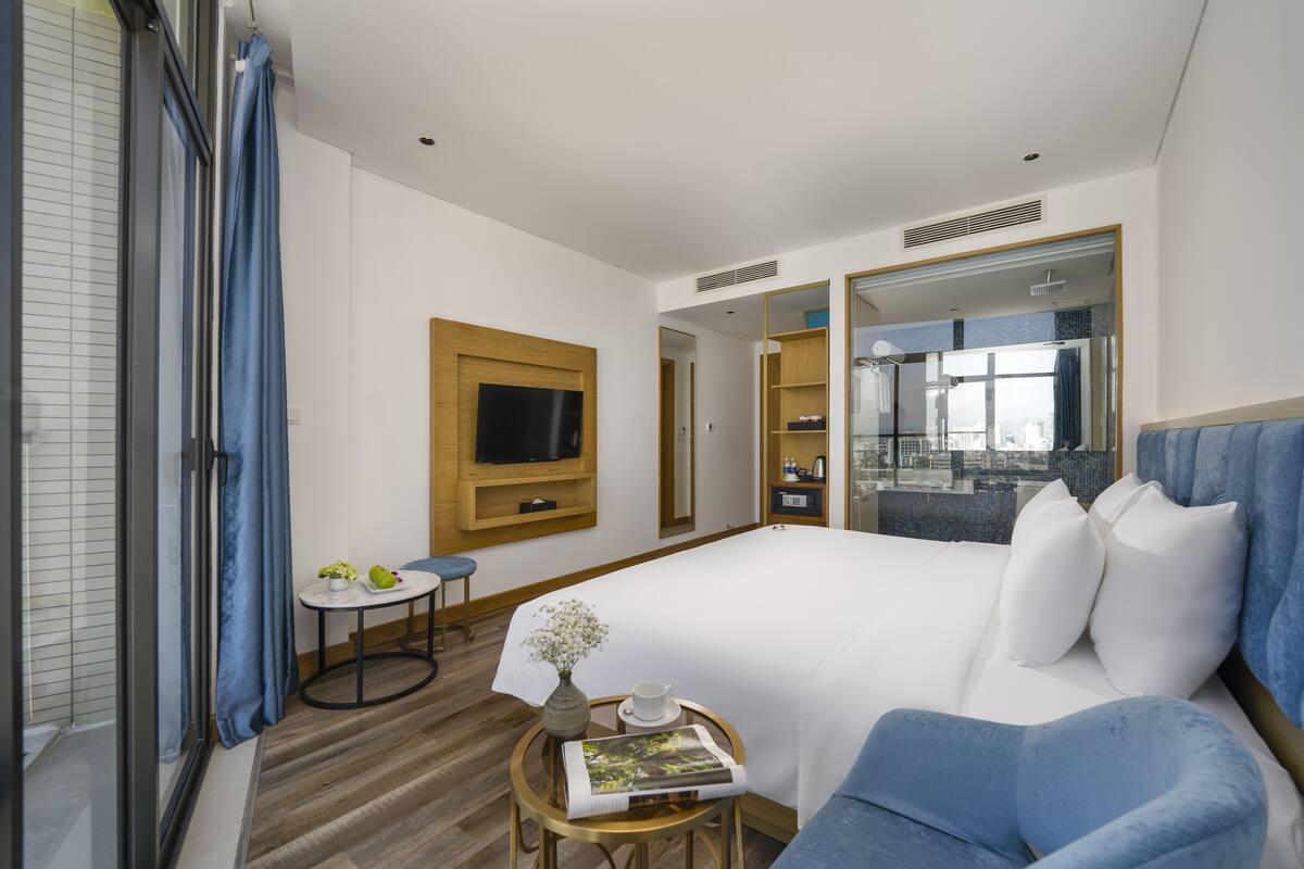 Phòng đôi Deluxe, ban công | Bộ đồ giường cao cấp, nệm có lớp đệm bông, minibar 