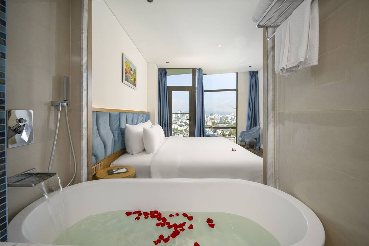 Bộ đồ giường cao cấp, nệm có lớp đệm bông, minibar 