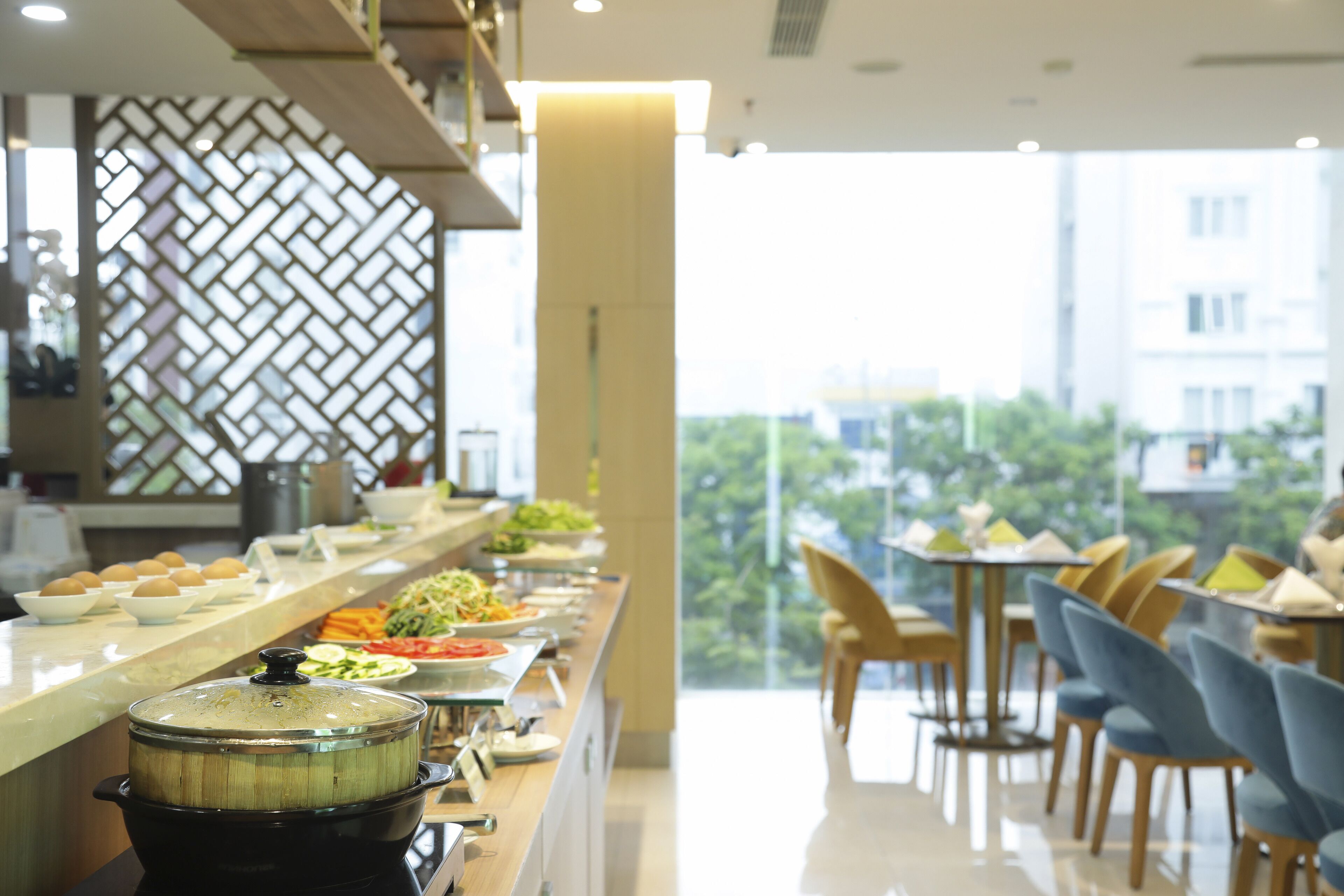 Phục vụ bữa sáng, bữa trưa, bữa tối, món địa phương và quốc tế 