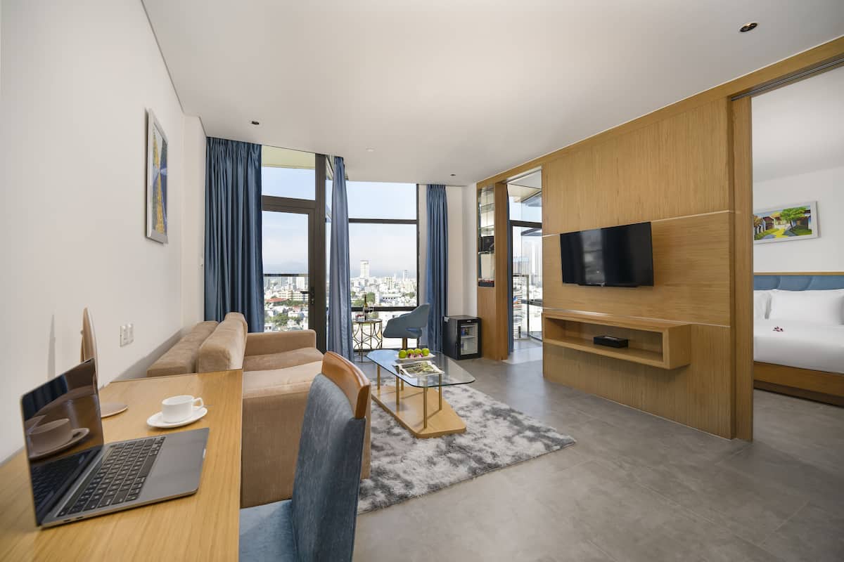 Suite Executive | Area soggiorno | TV LED 43 pollici con canali satellitari, TV, libri
