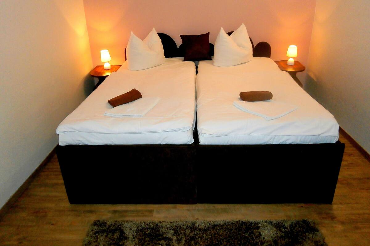 Standaard kamer, 1 twee- of 2 eenpersoonsbedden | Een bureau, gratis wifi, beddengoed