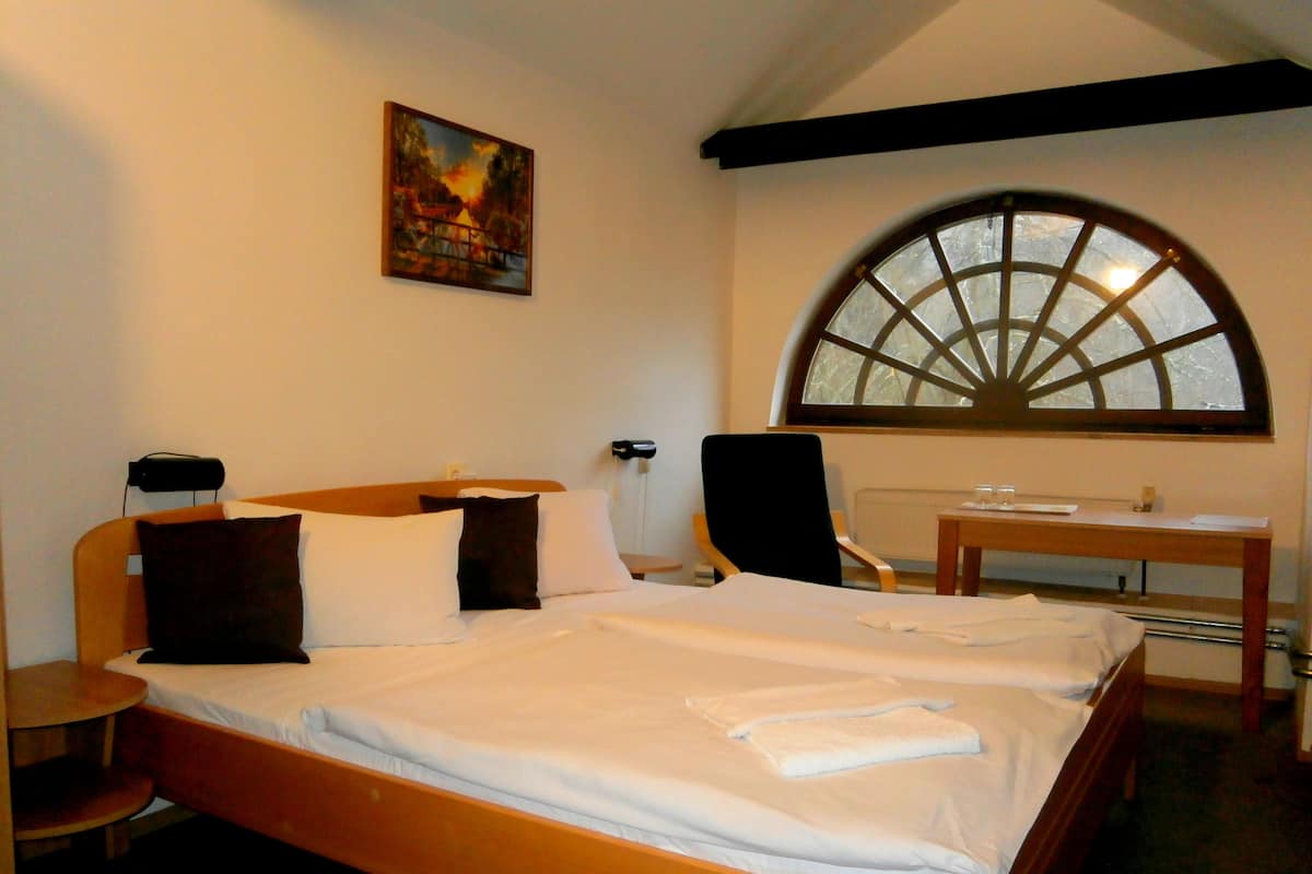 Een bureau, gratis wifi, beddengoed