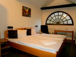 办公桌、免费 WiFi、床单