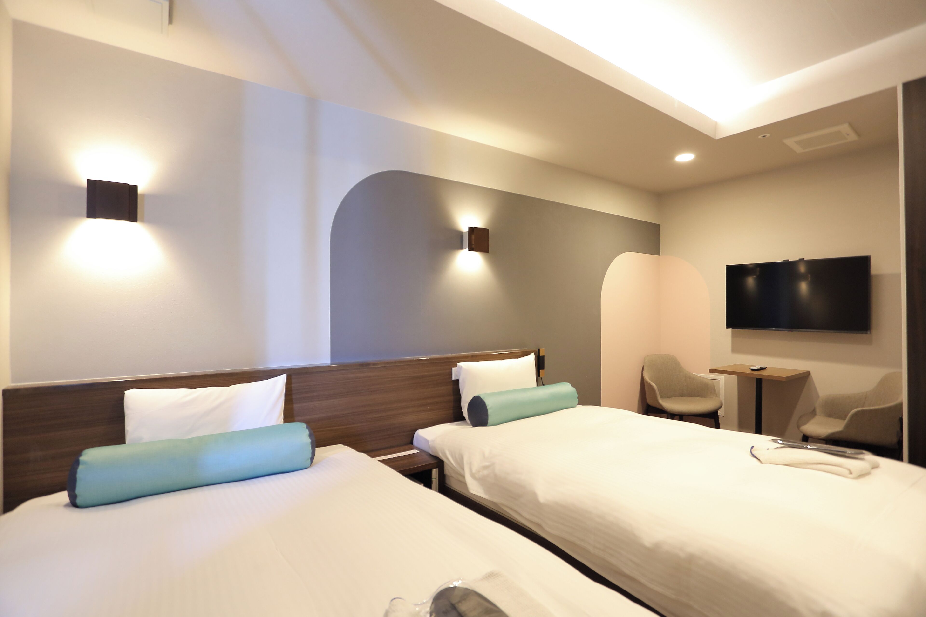 deluxe twin room, non smoking | 1 bedroom, desk, blackout curtains, iron/ironing board