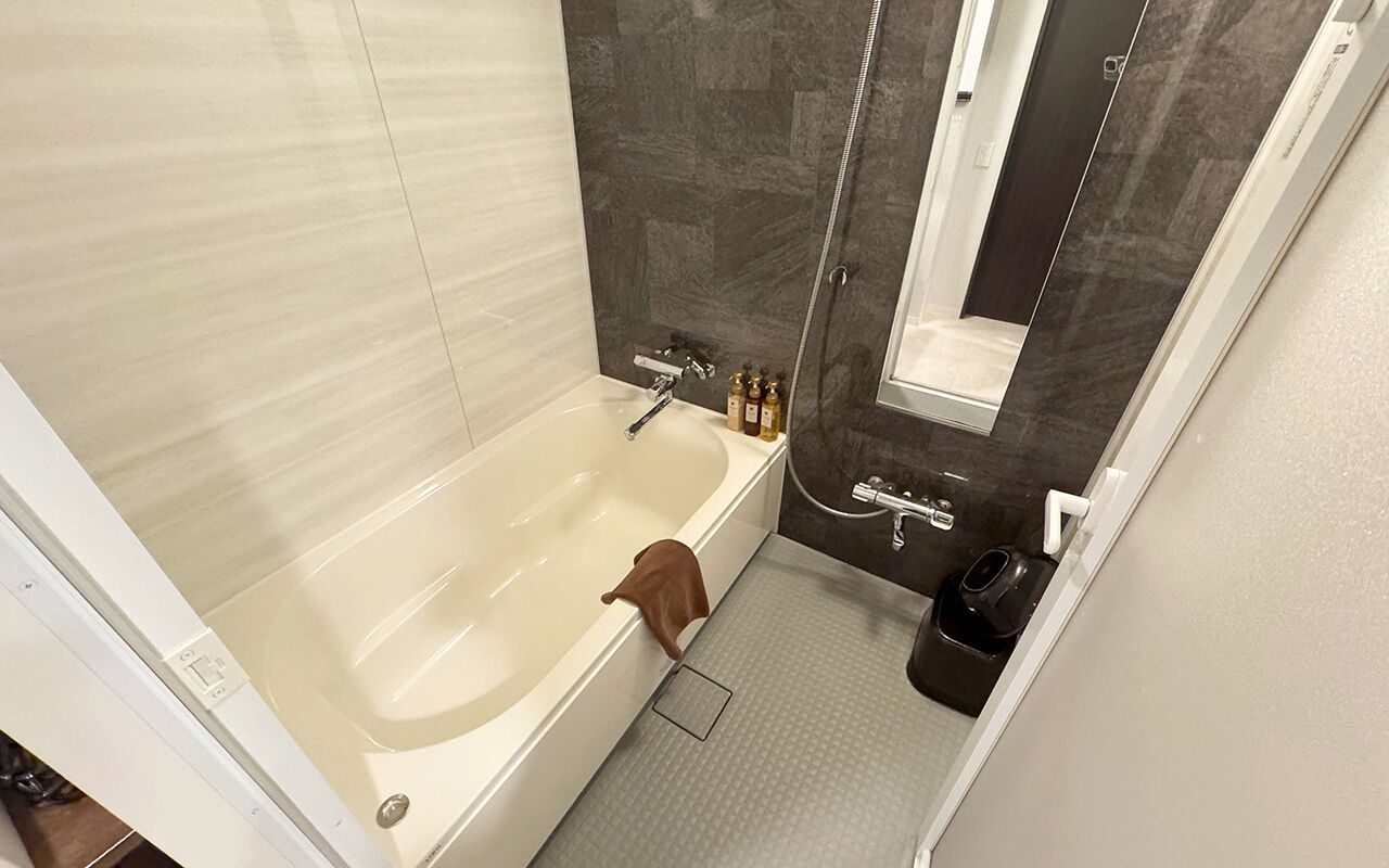 basic double room single use, 1 large single bed, non smoking | bathroom | separate bathtub and shower, free toiletries, hair dryer, slippers