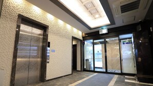An elevator, a reception area, and a glass door entrance to a hotel. - RE HOTEL Tanimachi9chomeⅡ (Osaka)