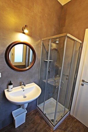 Deluxe Triple Room | Bathroom | Shower, hair dryer, bidet, towels - Il Civico 2 (Bari)