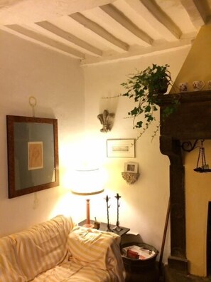Unclassified image, 5 of 16, button - Palazzo Bentivoglio (Sassoferrato)