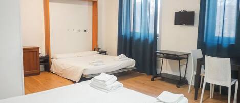 Comfort fyrbäddsrum | Mörkläggningsgardiner, gratis wi-fi och sängkläder