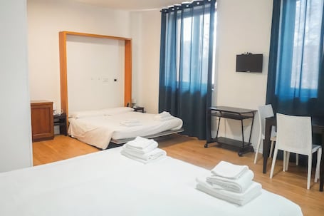 Cortinas blackout, wifi gratis y ropa de cama