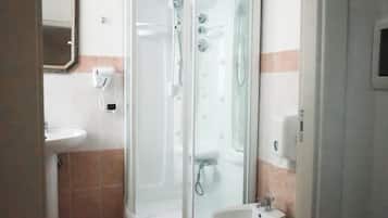 Quarto quádruplo conforto | Banheiro | Chuveiro, secador de cabelo, bidê, toalhas de banho