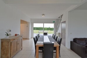 Villa – comfort, 4 soverom | Oppholdsområde | Flatskjerm-TV