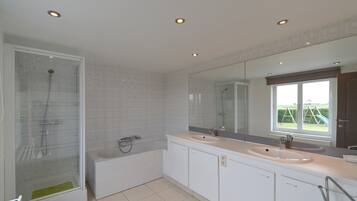 Comfort Villa, 4 Bedrooms | Bathroom | Separate tub and shower, deep soaking tub, hair dryer, towels