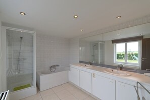Comfort Villa, 4 Bedrooms | Bathroom | Separate tub and shower, deep soaking tub, hair dryer, towels - Flanders Fields Cottage Leisele (Alveringem)