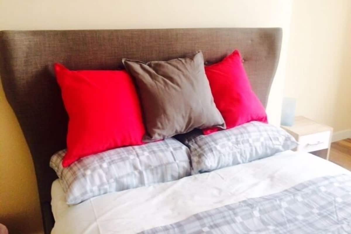 1 habitación, tabla de planchar con plancha, wifi gratis y ropa de cama