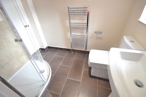 A bathroom with a shower, toilet, and sink. - Premier Lodge (Wolverhampton)