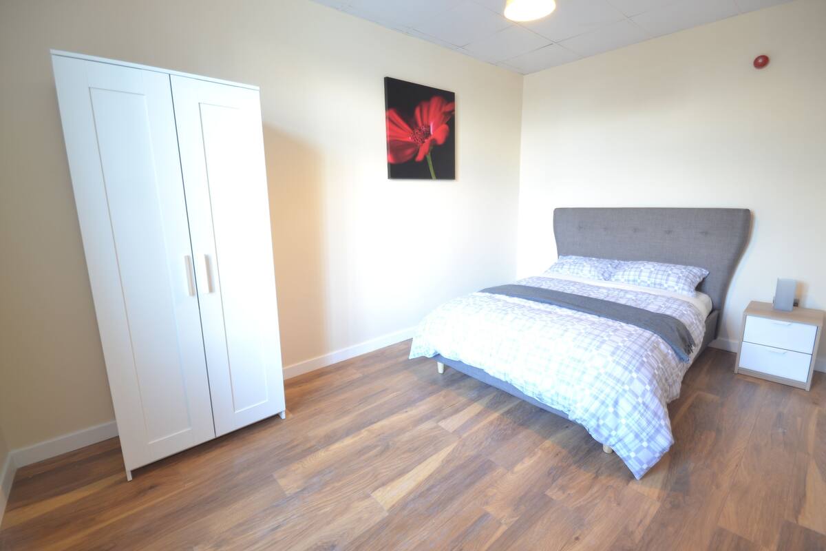 1 habitación, tabla de planchar con plancha, wifi gratis y ropa de cama