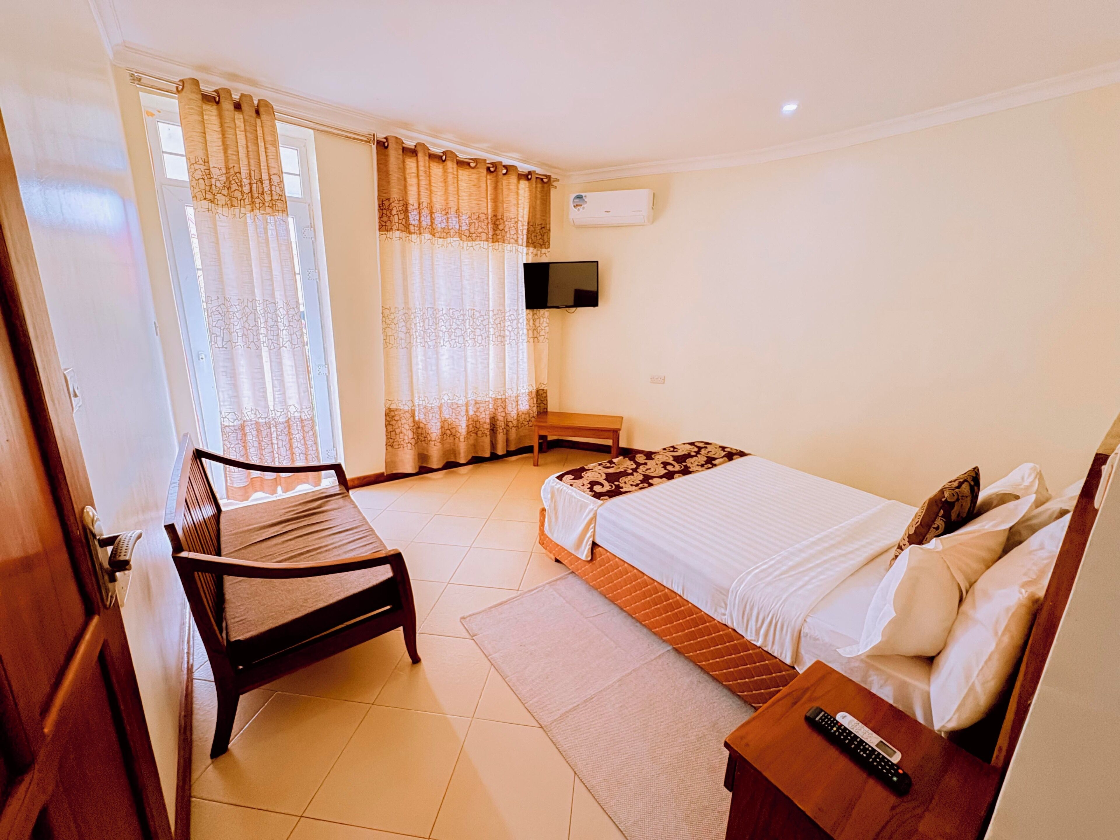 Family Room | Minibar, in-room safe, desk, soundproofing