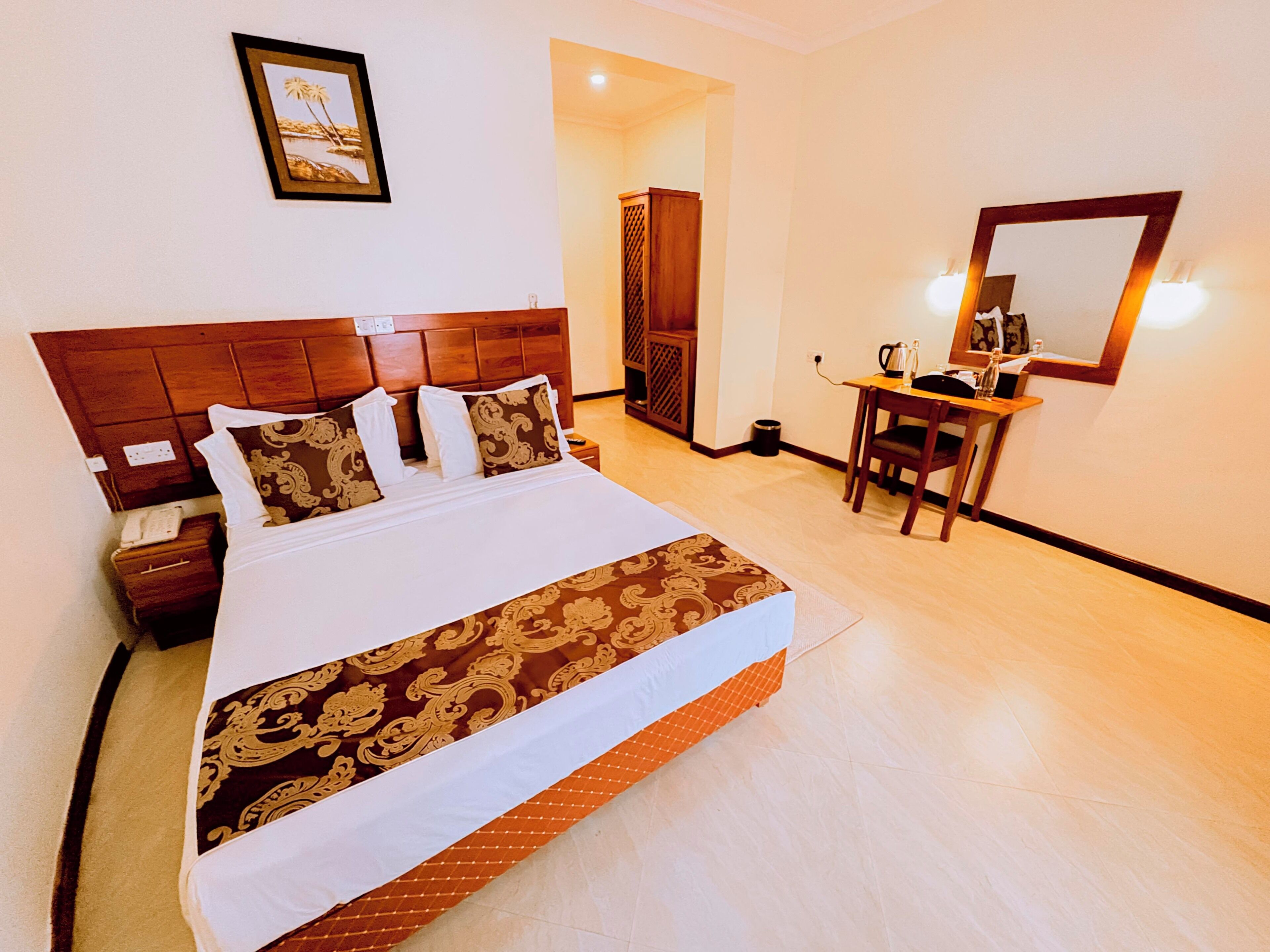 Deluxe Room | Minibar, in-room safe, desk, soundproofing