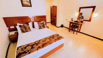 Deluxe Room | Minibar, in-room safe, desk, soundproofing