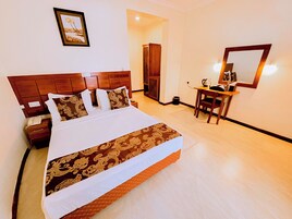 Deluxe Room | Minibar, in-room safe, desk, soundproofing