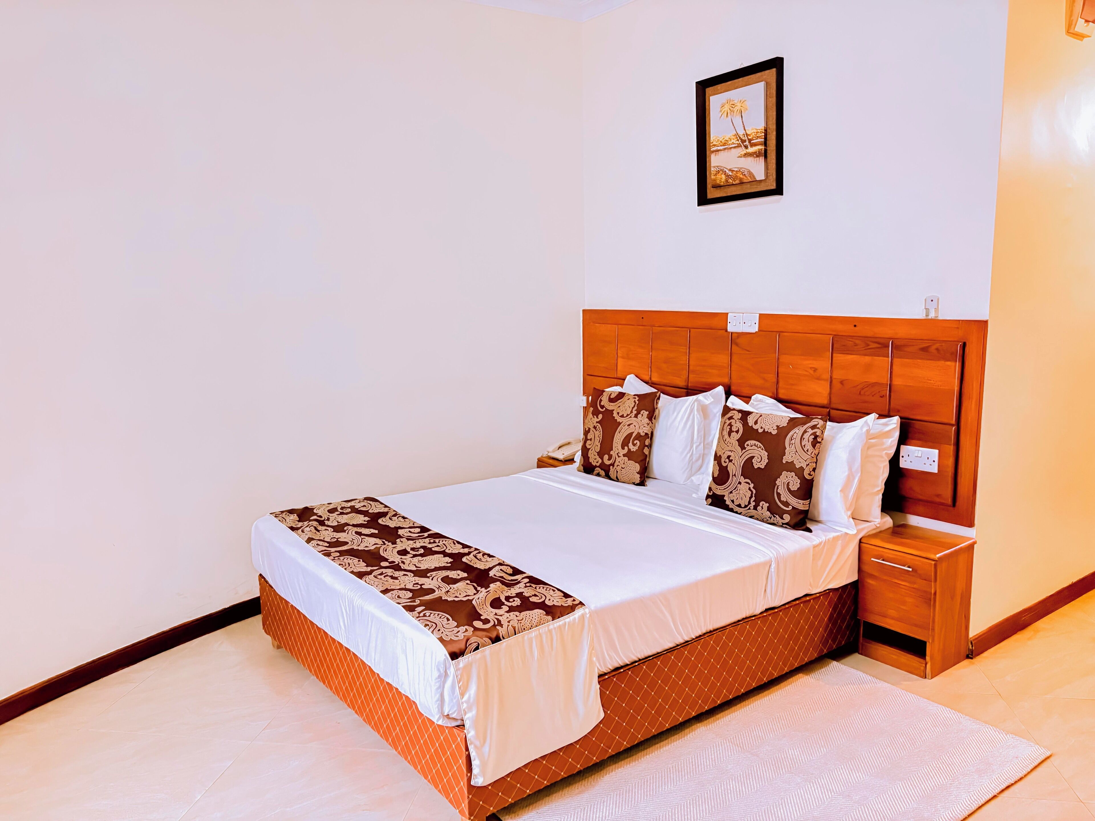 Deluxe Room | Minibar, in-room safe, desk, soundproofing