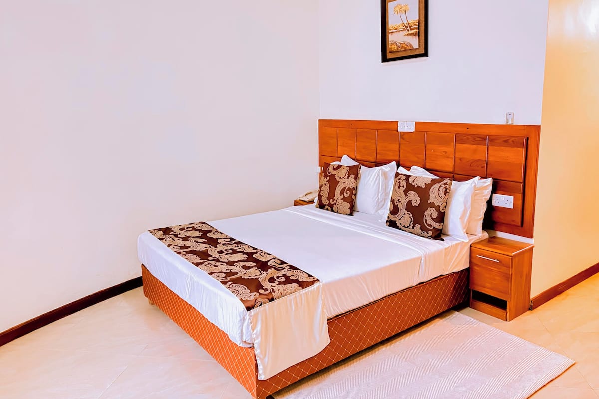 Deluxe Room | Minibar, in-room safe, desk, soundproofing