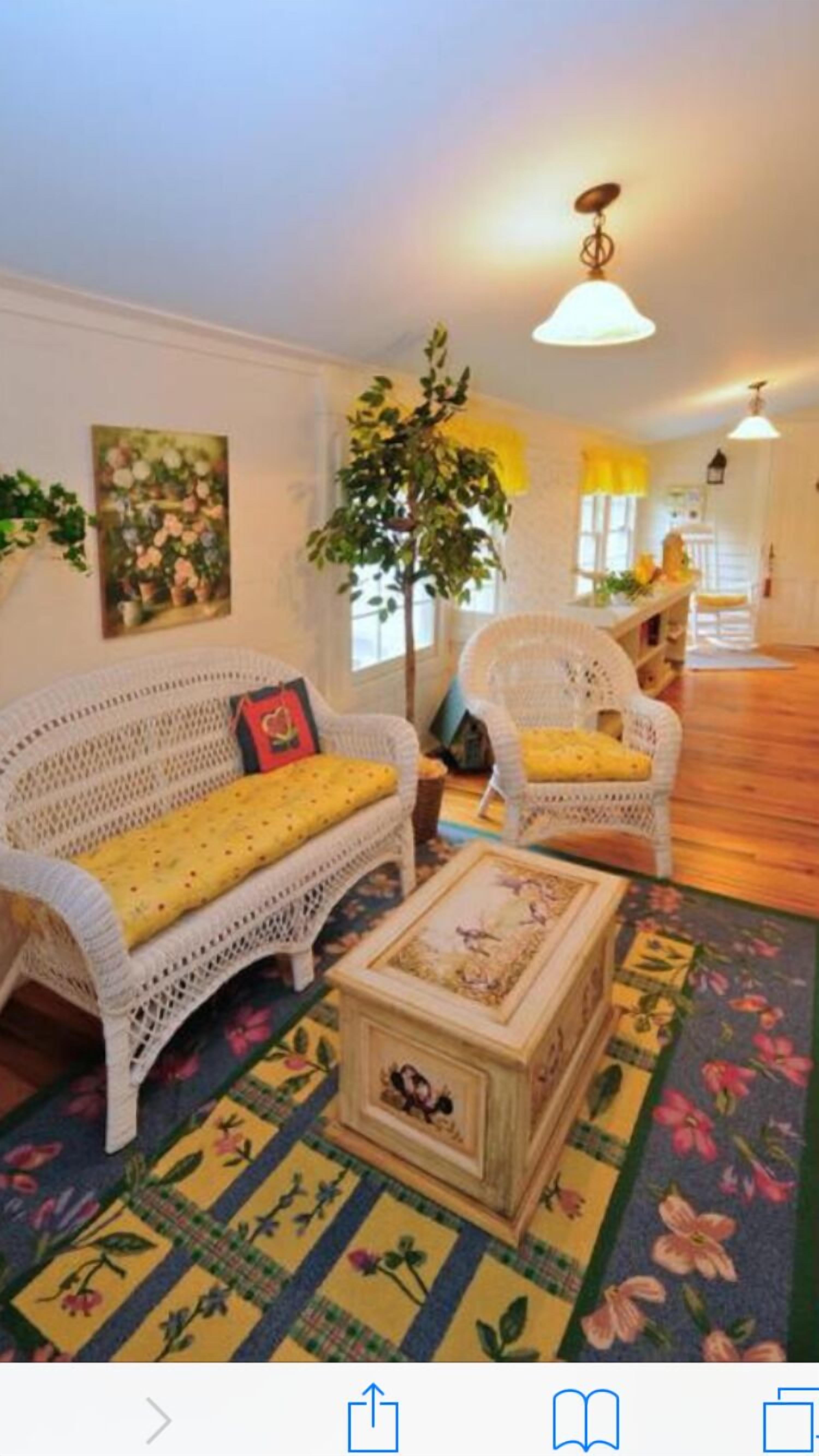 Cottage, 1 Queen Bed, Private Bathroom | Living room