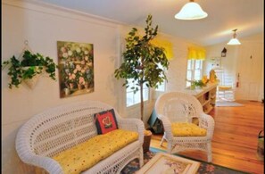 Cottage, 1 Queen Bed, Private Bathroom | Blackout drapes, iron/ironing board, free WiFi, bed sheets - Frog Hollow Bed and Breakfast (Lexington)