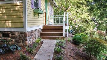 Cabin, Kitchen, Garden View | Blackout curtains, iron/ironing board, free WiFi, bed sheets