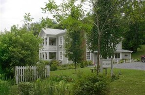 Property grounds - Frog Hollow Bed and Breakfast (Lexington)