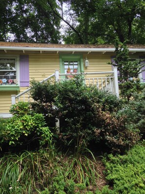A yellow house with a green door and a small porch. - Frog Hollow Bed and Breakfast (Lexington)