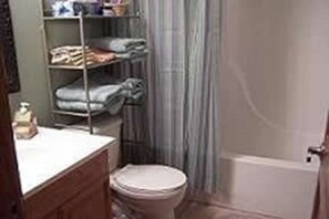 Cabaña, baño privado (Cabin 1) | Baño | Ducha y bañera combinadas, secador de pelo y toallas