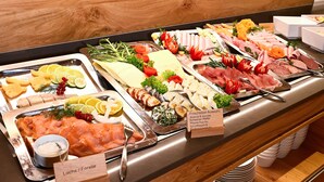 A buffet with various cold cuts, cheeses, and garnishes. - Hotel Rittergut Störmede (Geseke)