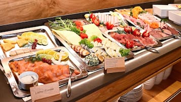 Free daily buffet breakfast