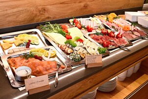 Café da manhã com buffet grátis todos os dias