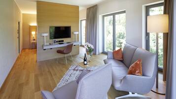 Suite | Área de sala de estar | Televisión de pantalla plana