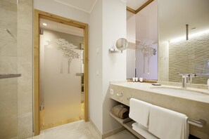 Deluxe Double Room | Bathroom | Shower, free toiletries, hair dryer, bathrobes