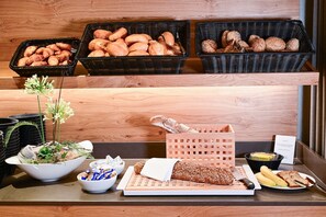 Free daily buffet breakfast - Hotel Rittergut Störmede (Geseke)