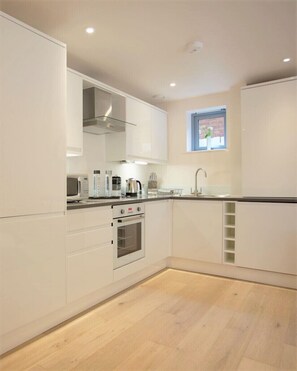 Apartment, 1 Bedroom, Kitchen | Private kitchen | Fridge, microwave, oven, stovetop - Citystay Living - Pringle House (Cambridge)