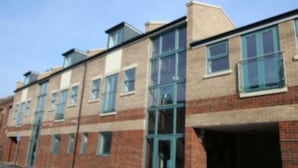 A row of terraced houses with brick facades and large windows. - Citystay Living - Dove House (Cambridge)