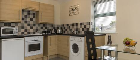 Apartment, 1 Bedroom, Kitchen | Private kitchen | Fridge, microwave, oven, stovetop