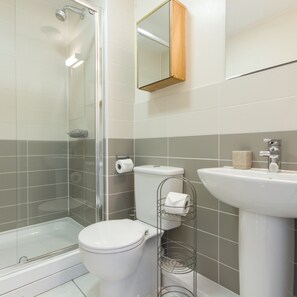 Business Apartment, 1 Bedroom, Kitchen | Bathroom | Shower, free toiletries, hair dryer, slippers - Citystay Living - Citygate (Cambridge)