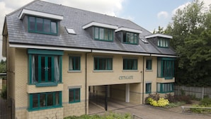 A multi-story building with a flat roof, green-framed windows, and a sign reading "CITYGATE". - Citystay Living - Citygate (Cambridge)