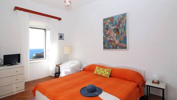 Kamer, terras, uitzicht op zee | Een strijkplank/strijkijzer, gratis babybedden, gratis wifi, beddengoed