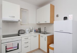 Appartement, 1 chambre, terrasse, vue partielle sur la mer | Cuisine privée | Réfrigérateur, un four, surface de cuisson, cafetière-théière