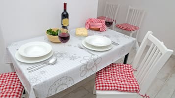 Apartment, 1 Bedroom, Terrace, Partial Sea View | In-room dining