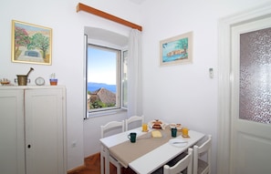 Quarto, terraço, vista para o mar | Opções para refeição no quarto